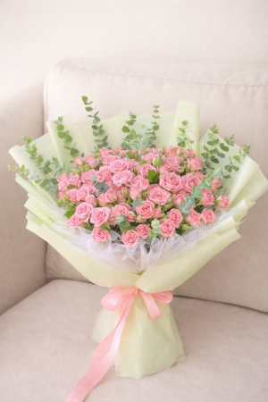 this is a pink baby rose bouquets from zamarqa.com flower shop in doha qatar.