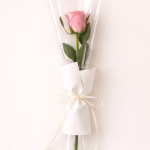 this is a single rose bouquets from zamarqa.com in doha qatar.