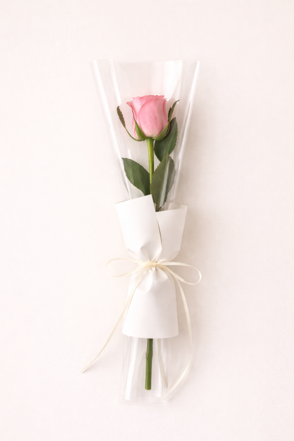 this is a single rose bouquets from zamarqa.com in doha qatar.