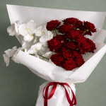 its a floral arrangments inspired from arrangedbyalina and redesign and selling by zamarqa.com in doha qatar.