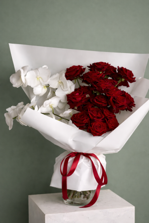 its a floral arrangments inspired from arrangedbyalina and redesign and selling by zamarqa.com in doha qatar.