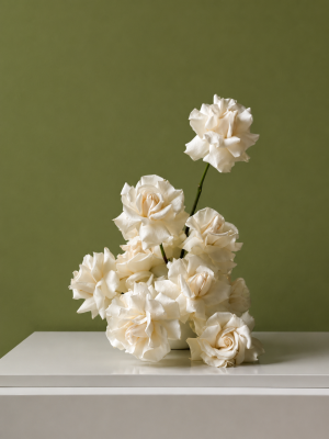 this is an arrangments of zamar flowers in doha qatar,
